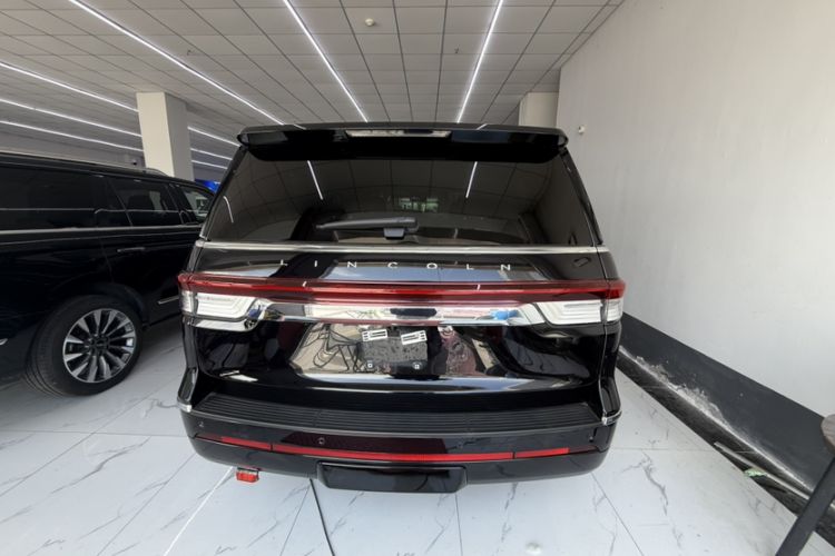 Used Lincoln Navigator  Exterior 2