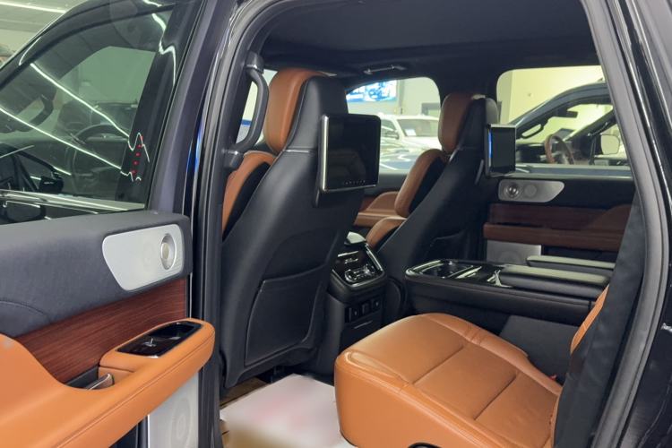 Used Lincoln Navigator  Interior 2