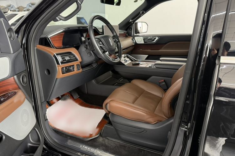 Used Lincoln Navigator  Interior 3