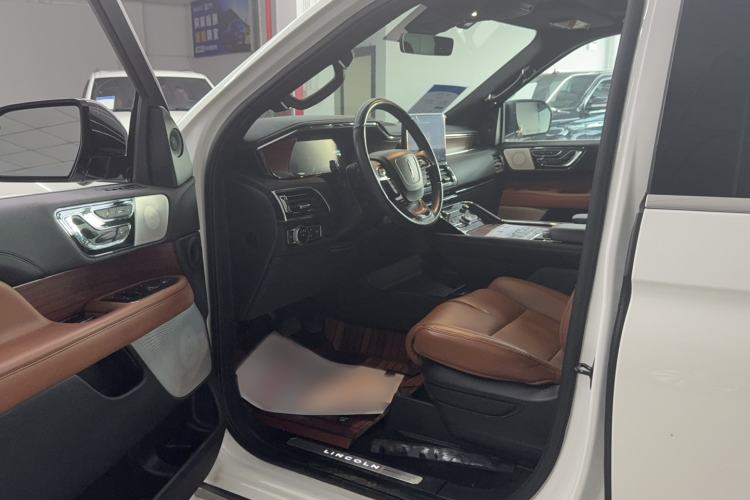 Used Lincoln Navigator  Interior 1