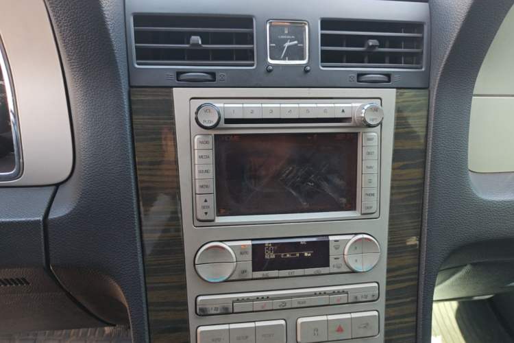 Used Lincoln Navigator 2005 5.4L Audio And AC Panel