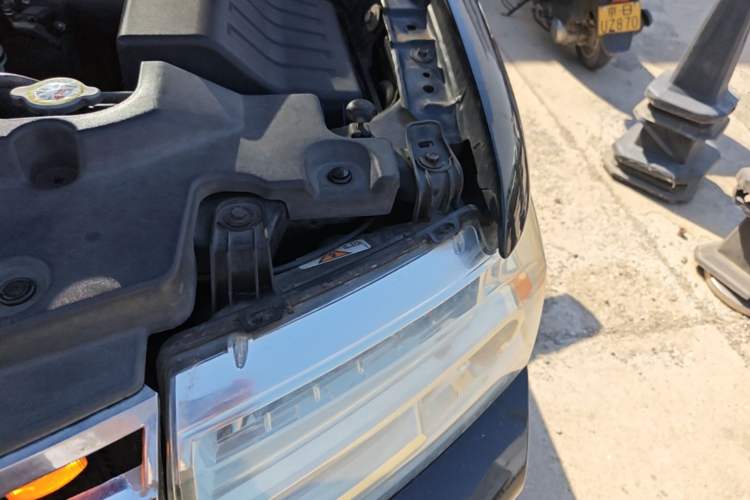 Used Lincoln Navigator 2005 5.4L Engine Bay Left