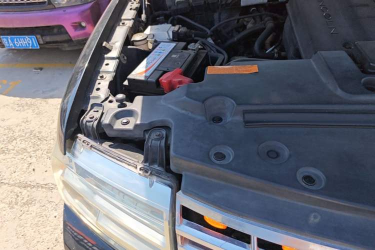 Used Lincoln Navigator 2005 5.4L Engine Bay Right