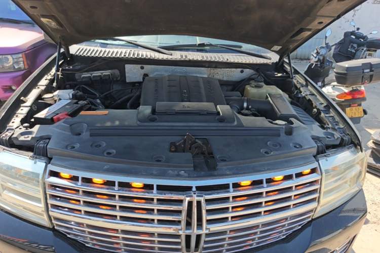 Used Lincoln Navigator 2005 5.4L Engine Bay