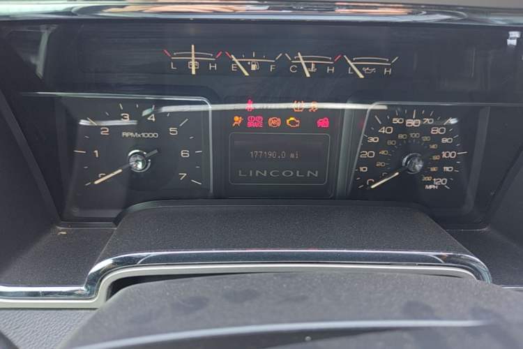 Used Lincoln Navigator 2005 5.4L Odometer Close Up