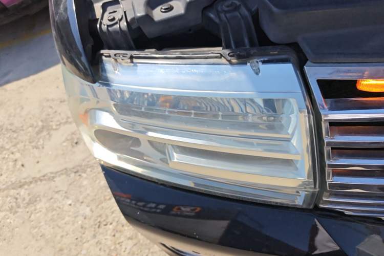 Used Lincoln Navigator 2005 5.4L Right Front Headlight