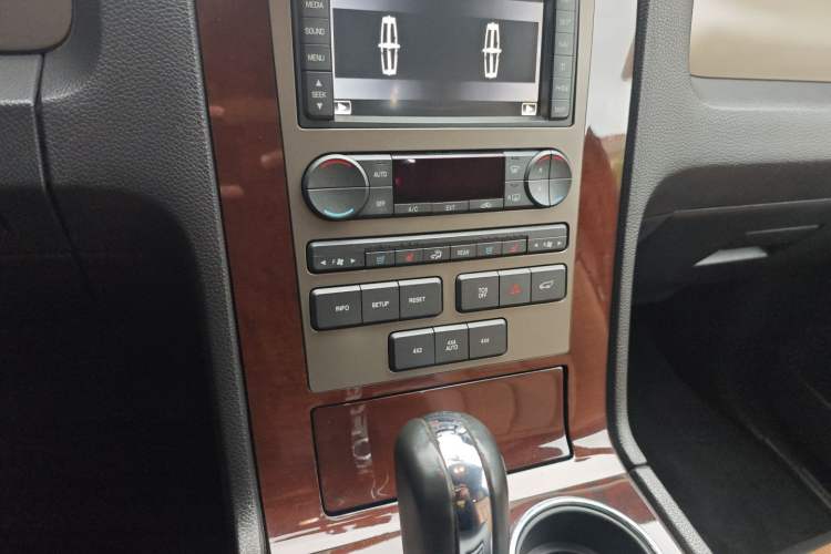Used Lincoln Navigator 2010 5.4L AWD Audio And AC Panel
