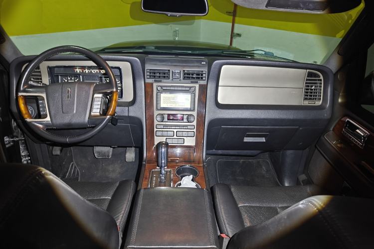 Used Lincoln Navigator 2010 5.4L AWD Center Console