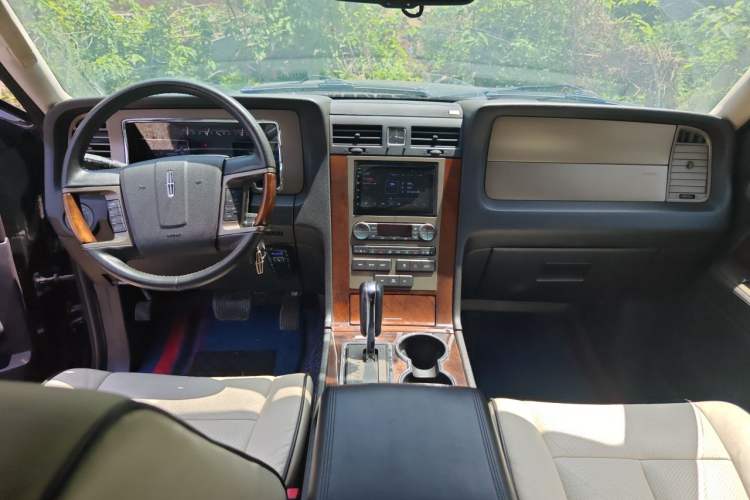 Used Lincoln Navigator 2010 Leader No. 1 5.4L V8 Center Console