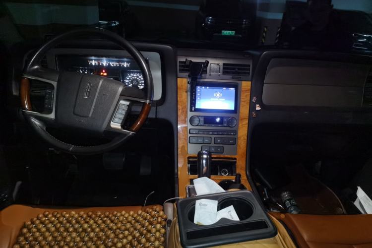 Used Lincoln Navigator 2010 5.4L AWD Center Console