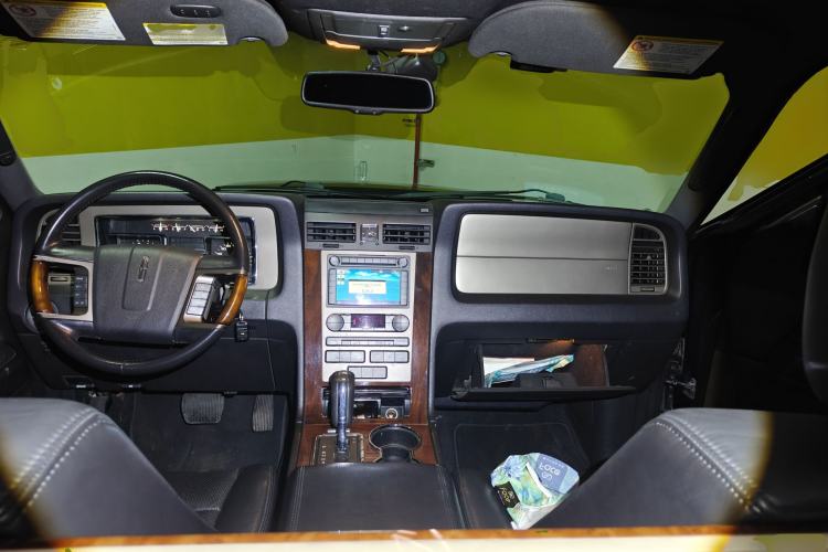 Used Lincoln Navigator 2010 5.4L AWD Center Console