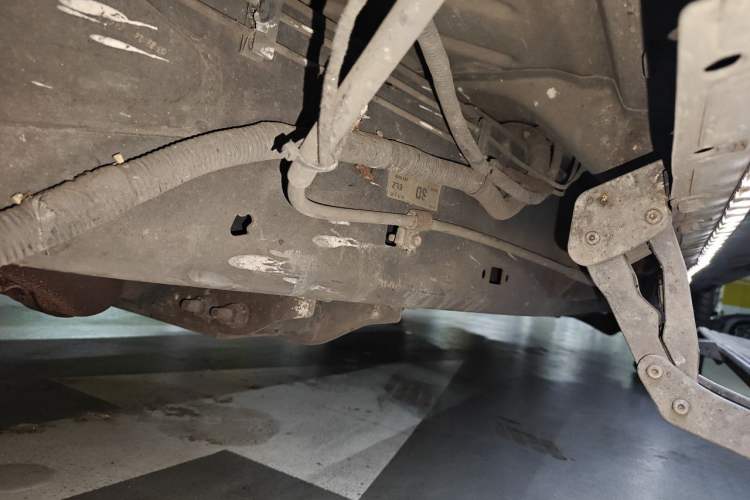 Used Lincoln Navigator 2010 5.4L AWD Chassis Front Left