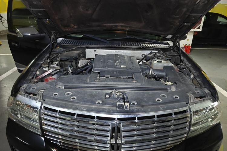 Used Lincoln Navigator 2010 5.4L AWD Engine Bay