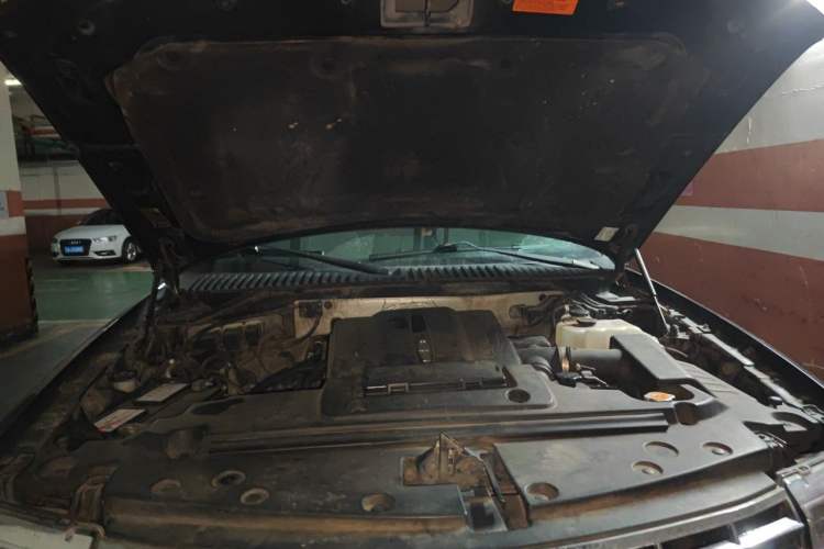 Used Lincoln Navigator 2010 5.4L AWD Engine Bay