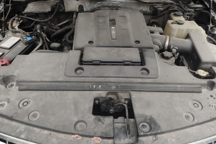 Used Lincoln Navigator 2010 5.4L AWD Engine Bay
