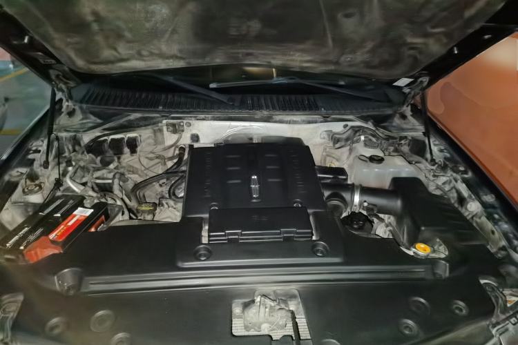 Used Lincoln Navigator 2010 5.4L AWD Engine Bay