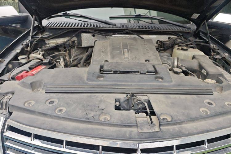 Used Lincoln Navigator 2010 5.4L AWD Engine Bay