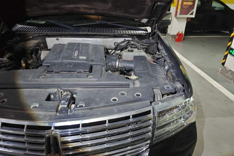 Used Lincoln Navigator 2010 5.4L AWD Engine Bay Left