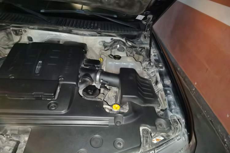 Used Lincoln Navigator 2010 5.4L AWD Engine Bay Left