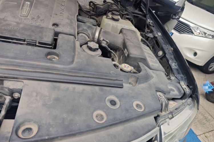 Used Lincoln Navigator 2010 5.4L AWD Engine Bay Left