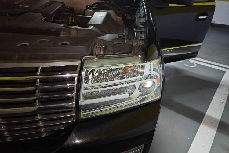 Used Lincoln Navigator 2010 5.4L AWD Engine Bay Left