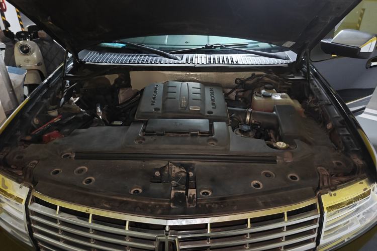Used Lincoln Navigator 2010 5.4L AWD Engine Bay