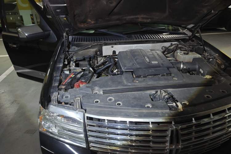 Used Lincoln Navigator 2010 5.4L AWD Engine Bay Right