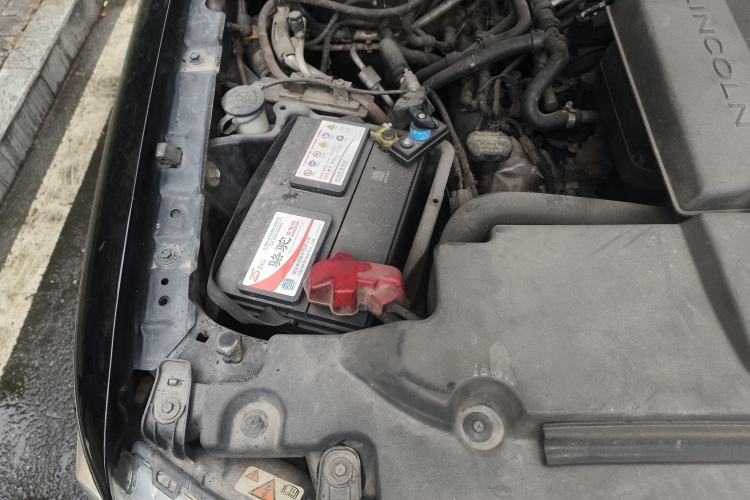 Used Lincoln Navigator 2010 5.4L AWD Engine Bay Right