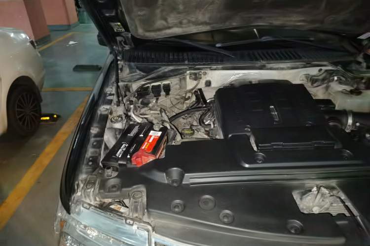 Used Lincoln Navigator 2010 5.4L AWD Engine Bay Right
