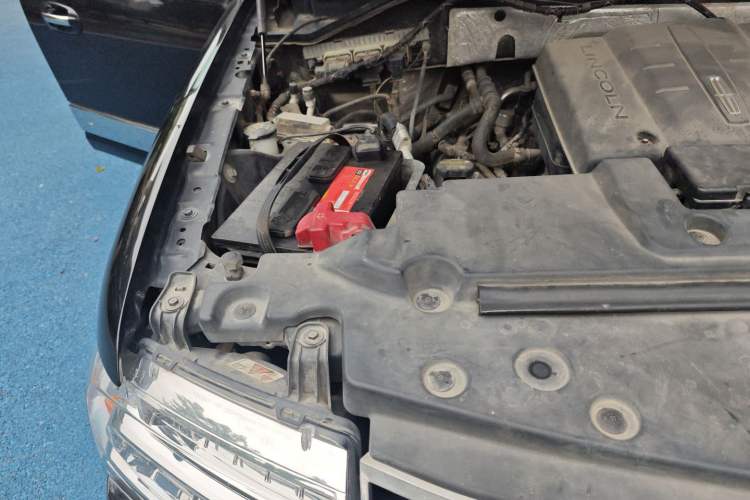 Used Lincoln Navigator 2010 5.4L AWD Engine Bay Right