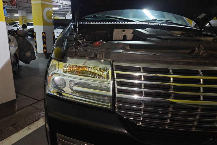 Used Lincoln Navigator 2010 5.4L AWD Engine Bay Right