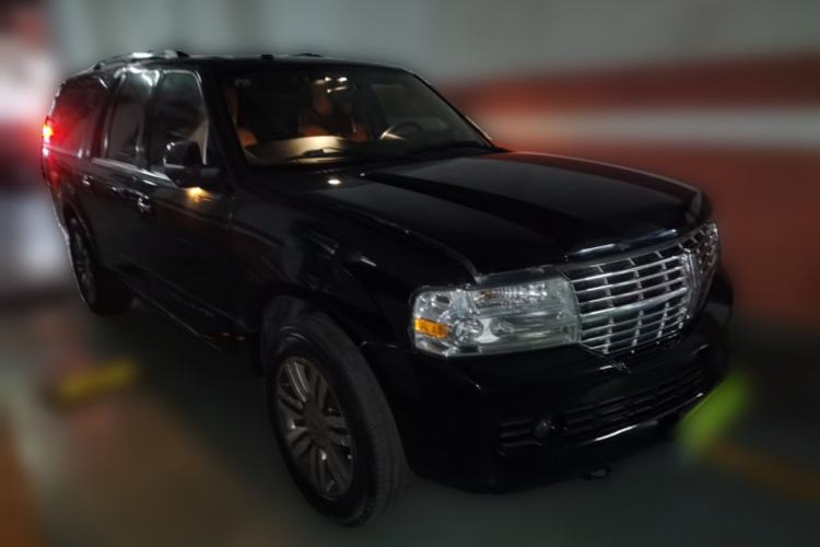Used Lincoln Navigator 2010 5.4L AWD Front Right 45 Deg