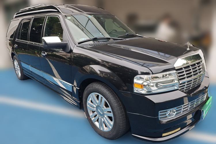 Used Lincoln Navigator 2010 5.4L AWD Front Right 45 Deg
