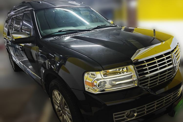 Used Lincoln Navigator 2010 5.4L AWD Front Right 45 Deg
