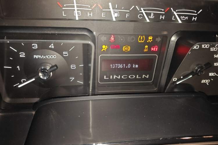 Used Lincoln Navigator 2010 5.4L AWD Odometer Close Up