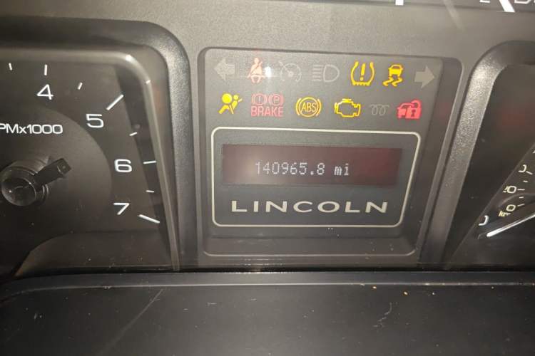 Used Lincoln Navigator 2010 5.4L AWD Odometer Close Up