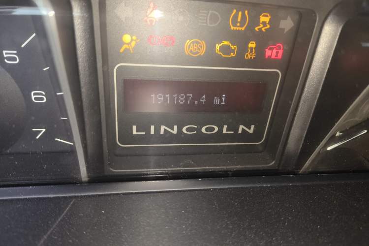 Used Lincoln Navigator 2010 5.4L AWD Odometer Close Up