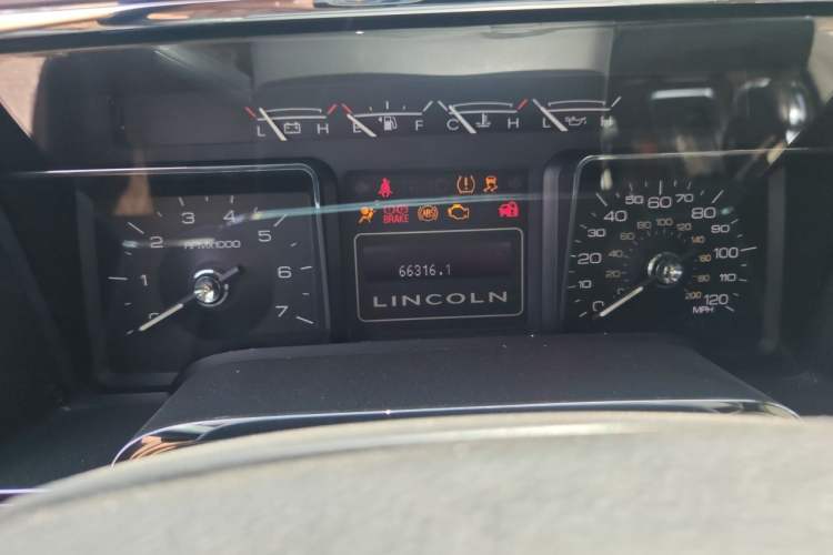 Used Lincoln Navigator 2010 Leader No. 1 5.4L V8 Odometer Close Up