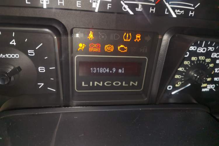 Used Lincoln Navigator 2010 5.4L AWD Odometer Close Up