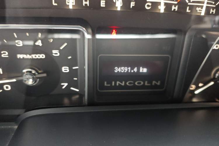 Used Lincoln Navigator 2010 5.4L AWD Odometer Close Up