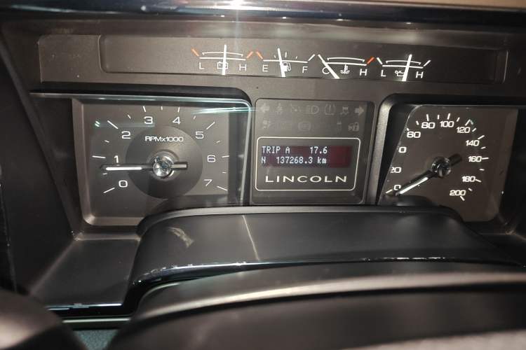 Used Lincoln Navigator 2010 5.4L AWD Odometer Close Up
