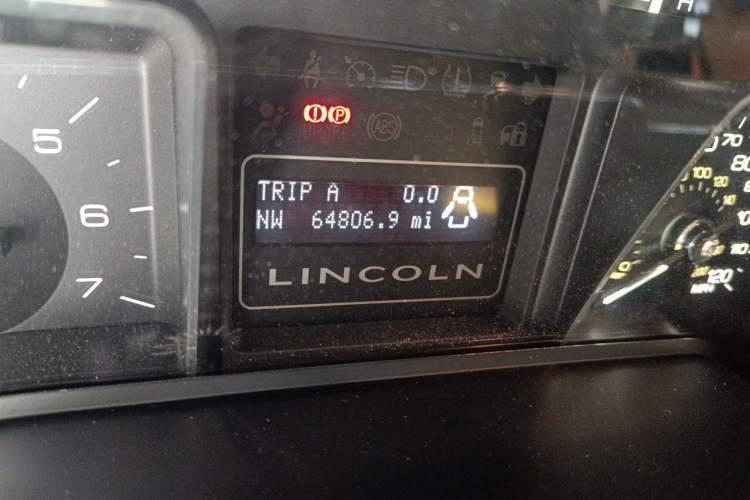 Used Lincoln Navigator 2010 Presidential Number Odometer Close Up
