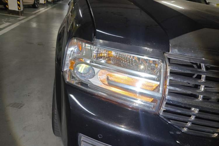 Used Lincoln Navigator 2010 5.4L AWD Right Front Headlight