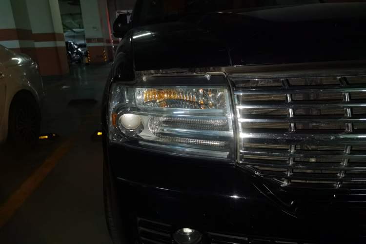Used Lincoln Navigator 2010 5.4L AWD Right Front Headlight