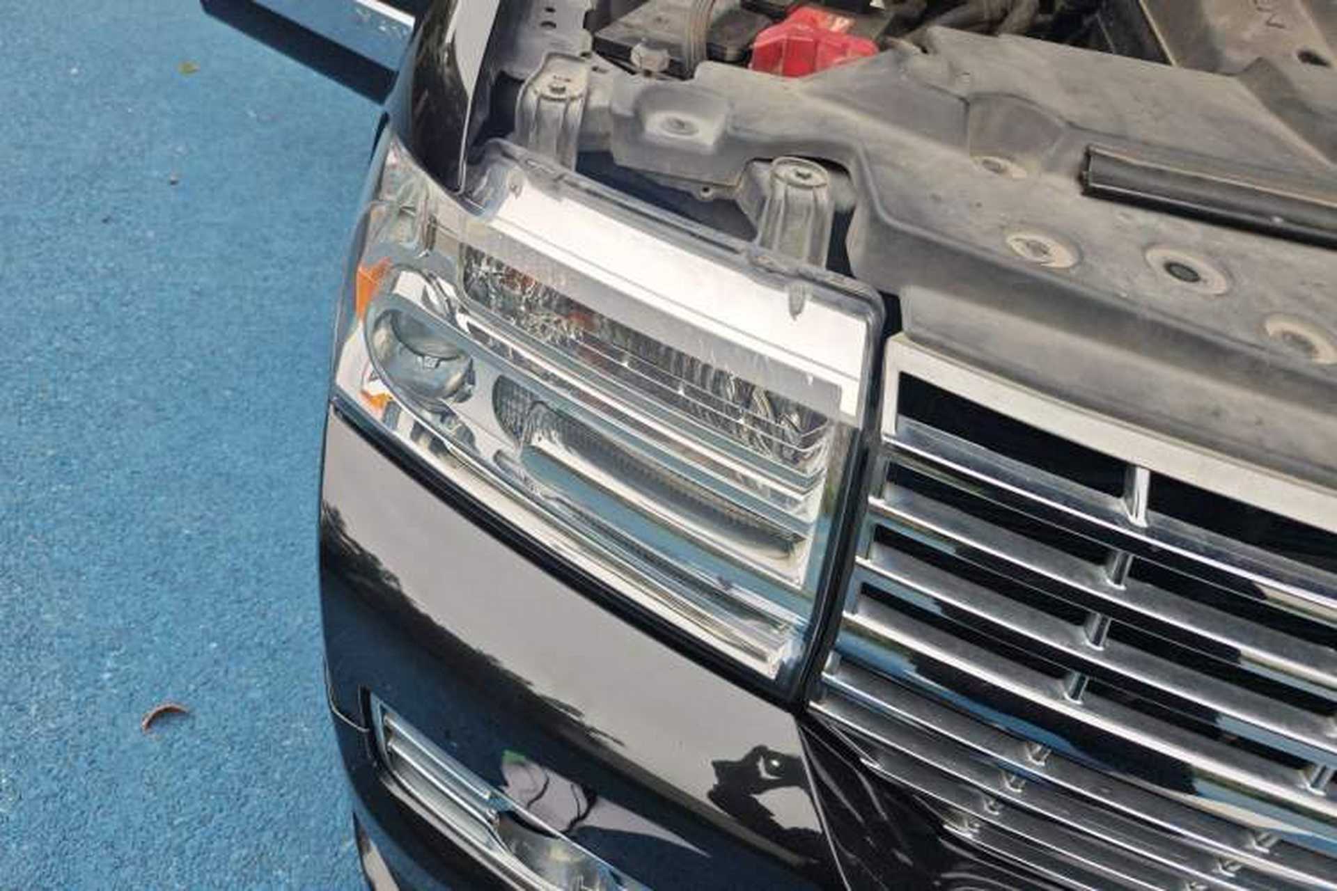 Used Lincoln Navigator 2010 5.4L AWD Right Front Headlight