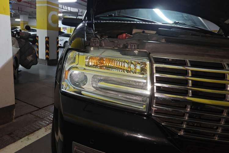 Used Lincoln Navigator 2010 5.4L AWD Right Front Headlight
