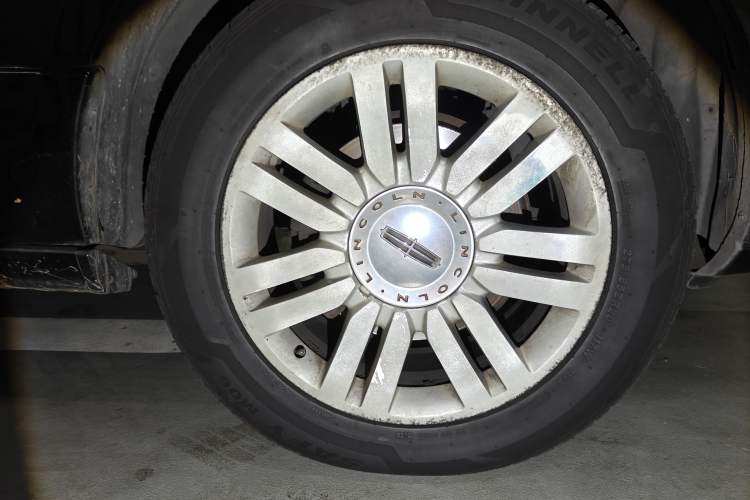 Used Lincoln Navigator 2010 5.4L AWD Right Front Wheel Hub