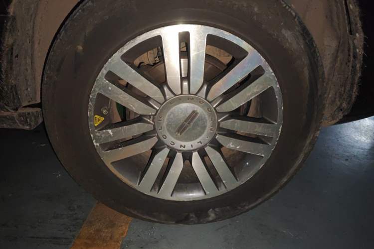 Used Lincoln Navigator 2010 5.4L AWD Right Front Wheel Hub