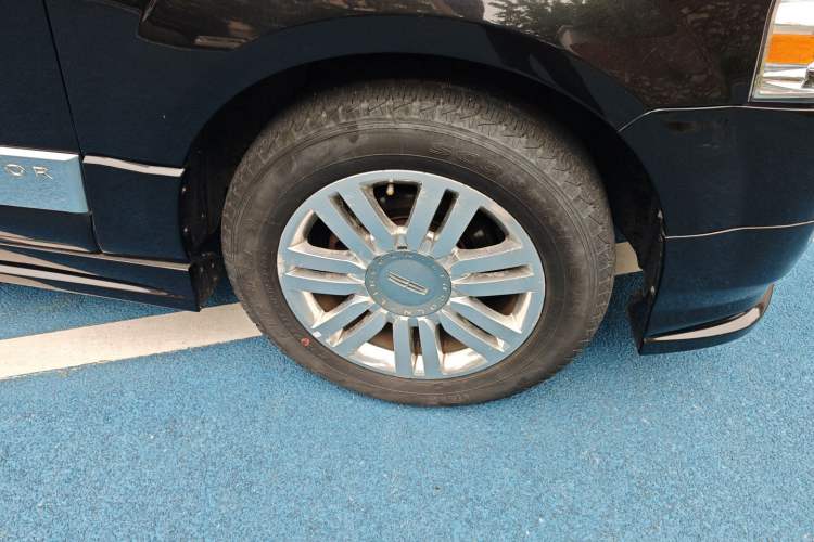 Used Lincoln Navigator 2010 5.4L AWD Right Front Wheel Hub