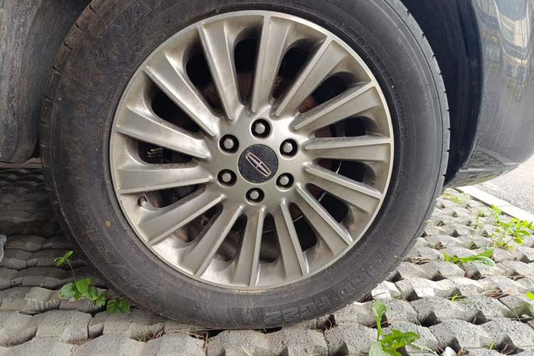 Used Lincoln Navigator 2010 Presidential Number Right Front Wheel Hub